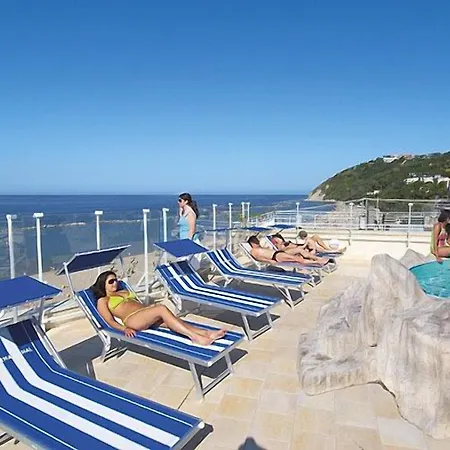 International מלון